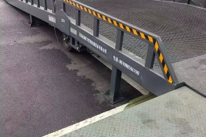 移動(dòng)式液壓登車(chē)橋