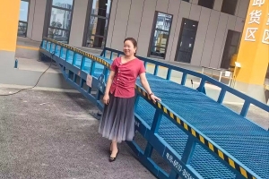 移動(dòng)式液壓登車(chē)橋